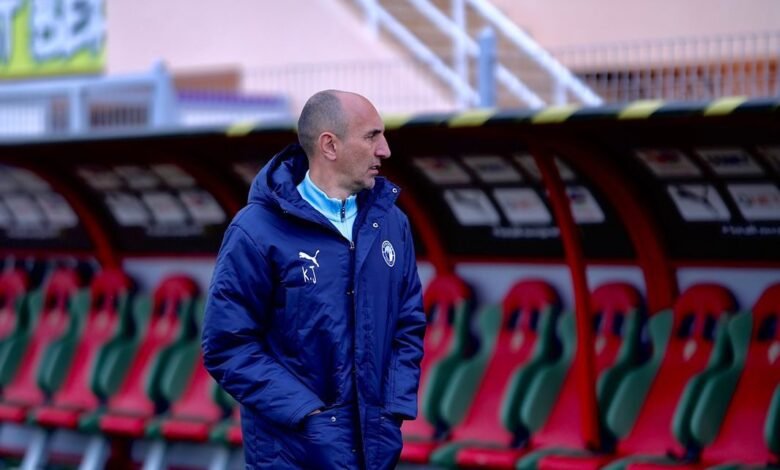 يورتشيتش-مدرب-بيراميدز-يُعاين-أرضية-ملعب-مباراة-نهضة-بركان