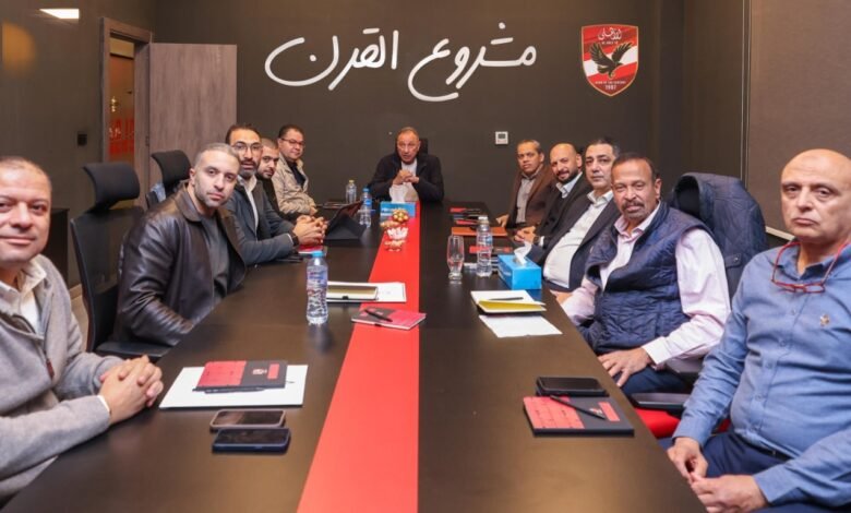 الخطيب-يبحث-تطورات-استاد-الأهلي-وخطة-التوسع-في-المحافظات