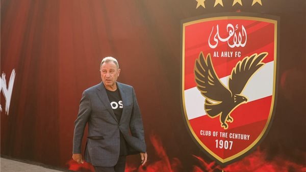 الخطيب-يهنئ-طائرة-الأهلي-بالخماسية-التاريخية-بعد-التتويج-الإفريقي