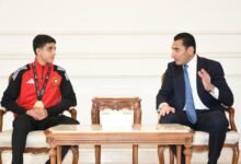 وزير-الرياضة-يستقبل-“ترند-الذهب”-عبد-الله-حسونة-بعد-إنجازه-القاري-في-المصارعة