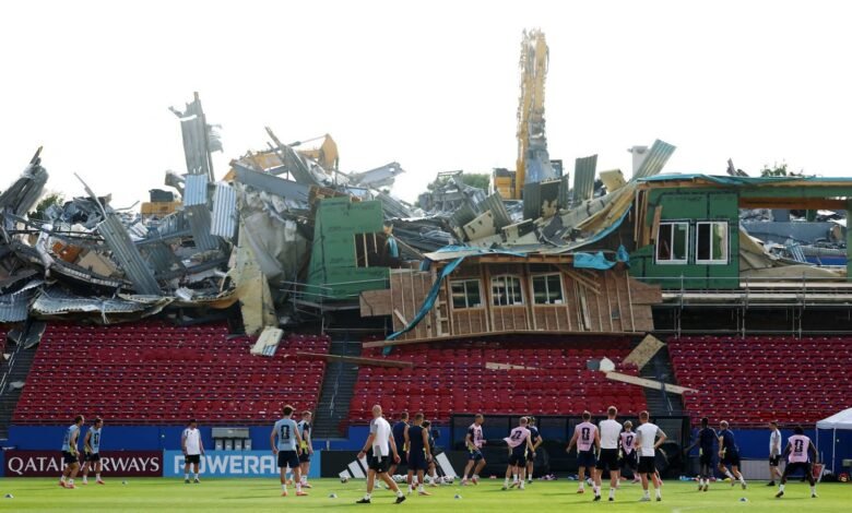 حادث-مفاجئ-في-معسكر-السويد.-انهيار-مدرج-بملعب-تدريبات-المنتخب-قبل-مواجهة-اليابان