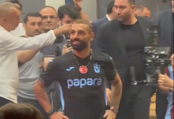شاهد|-تصرف-مثير-من-محمد-صلاح-مع-جماهير-طرابزون-التركي-بعد-وصوله-تركيا